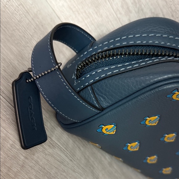 Coach Small Travel Kit with Fish Print in refined pebble and smooth calf leather - Picture 4 of 10